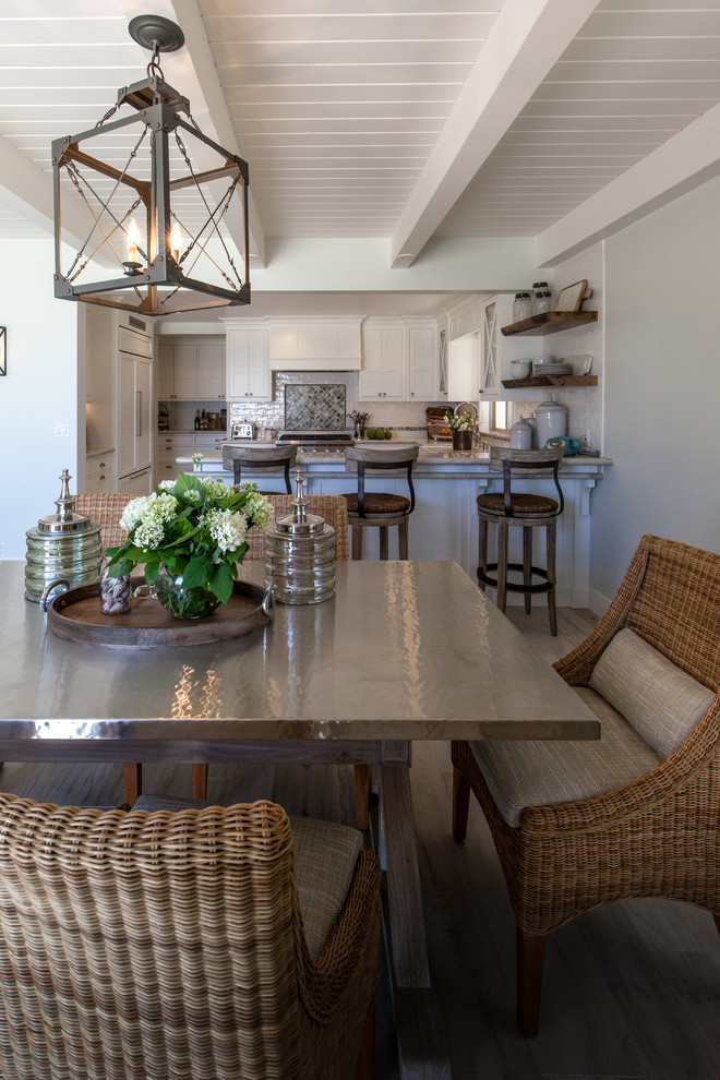 Источник вдохновения для домашнего уюта: кухня-столовая среднего размера в морском стиле с синими стенами без камина