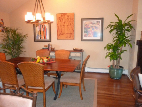 Idée de décoration pour une salle à manger ouverte sur le salon sud-ouest américain de taille moyenne avec un mur beige, parquet foncé et un sol marron.