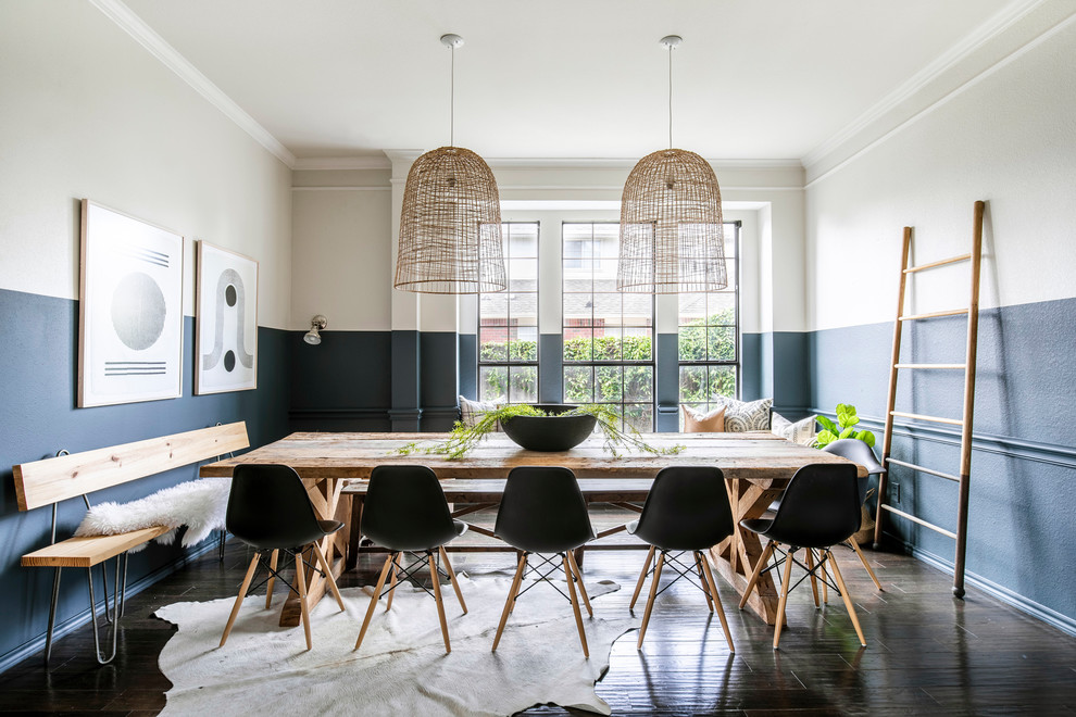 Foto de comedor costero de tamaño medio cerrado sin chimenea con paredes multicolor, suelo de madera oscura y suelo marrón