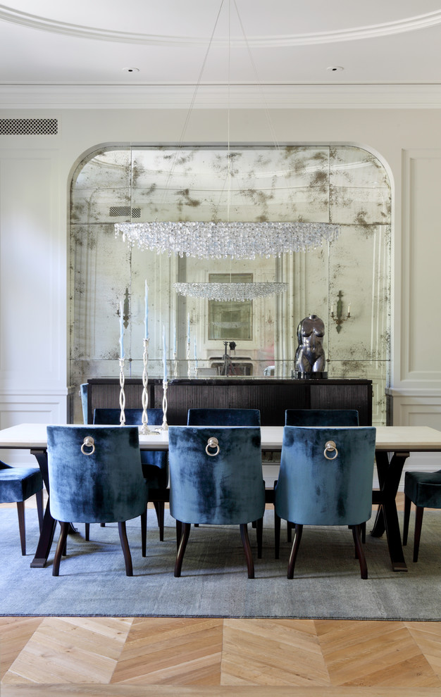 На фото: столовая в классическом стиле с бежевыми стенами и светлым паркетным полом без камина