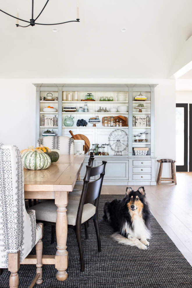 Design ideas for a rural dining room in Los Angeles.