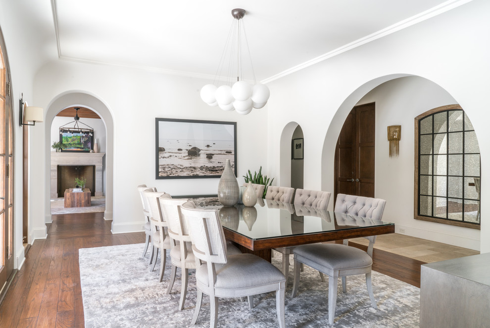 Ispirazione per una sala da pranzo mediterranea con pareti bianche, pavimento in legno massello medio e pavimento marrone