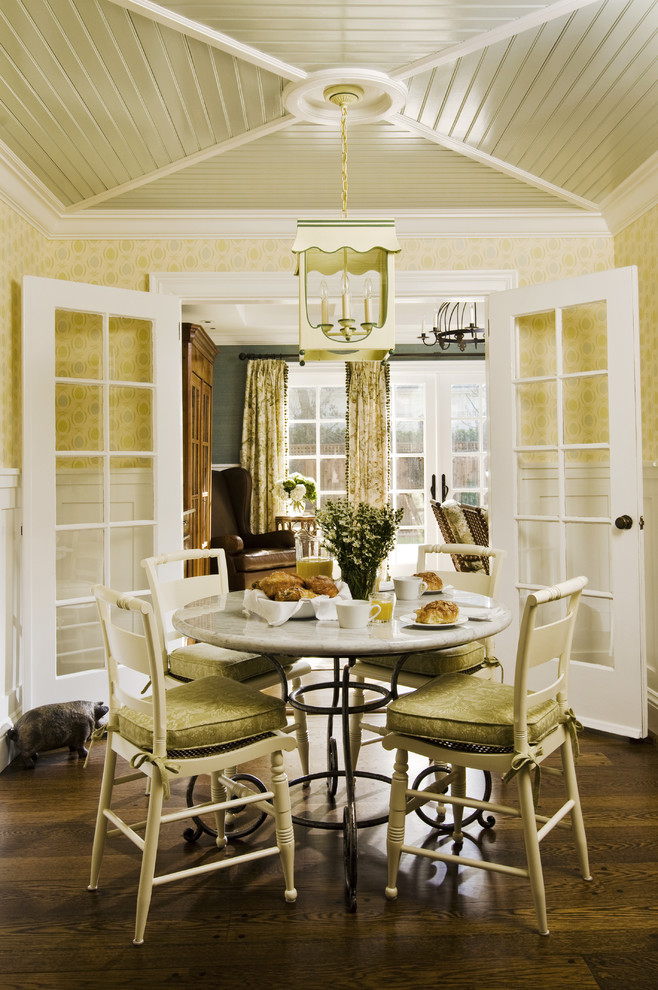 Ejemplo de comedor clásico cerrado con paredes beige, suelo de madera oscura y cortinas
