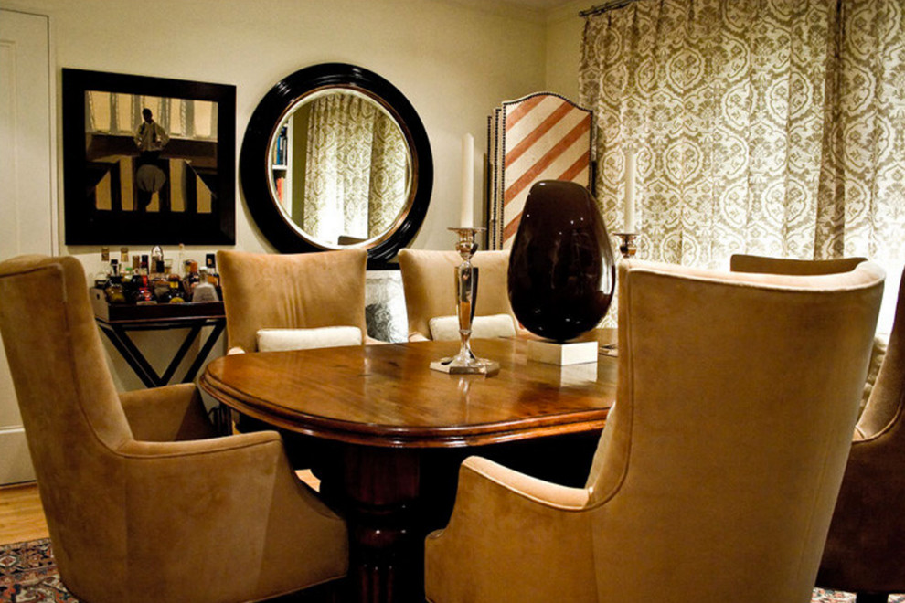 This is an example of a classic dining room in Los Angeles.