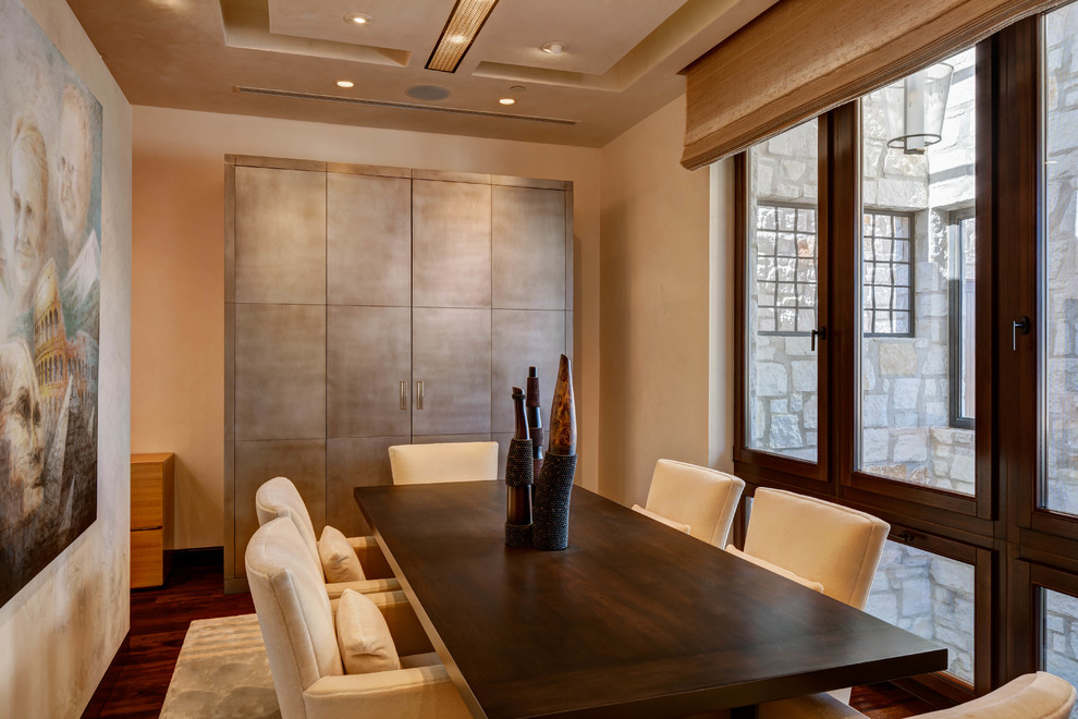 Idee per una sala da pranzo stile americano con pareti beige, parquet scuro e nessun camino