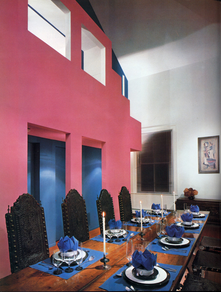 Imagen de comedor contemporáneo grande abierto con paredes multicolor, suelo de madera en tonos medios, todas las chimeneas, marco de chimenea de yeso y suelo marrón