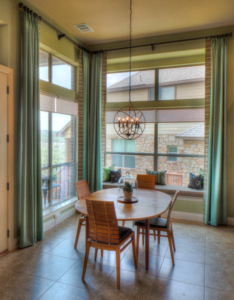 Idée de décoration pour une salle à manger ouverte sur la cuisine design de taille moyenne avec un mur vert et un sol en carrelage de céramique.