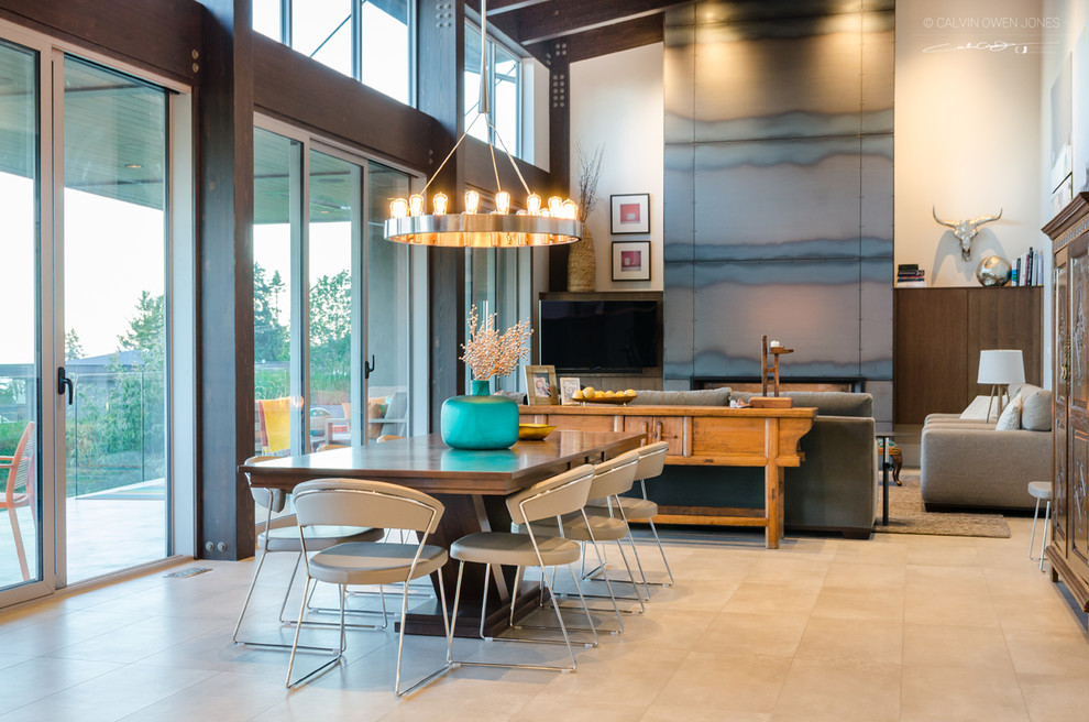 Стильный дизайн: гостиная-столовая в современном стиле с бежевыми стенами, полом из травертина, стандартным камином, фасадом камина из металла и бежевым полом - последний тренд