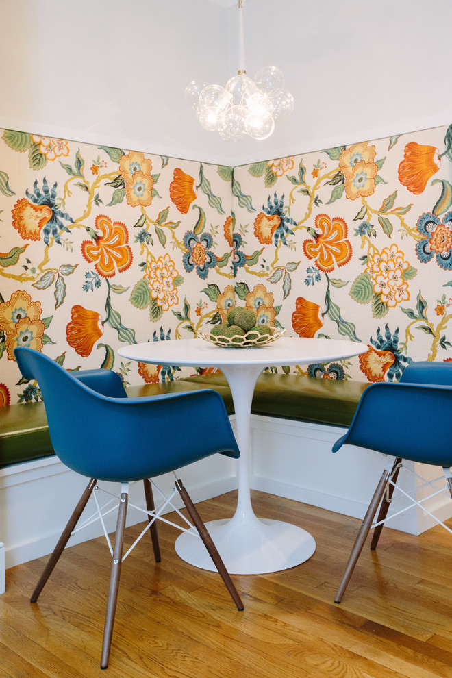 Idee per una sala da pranzo aperta verso la cucina eclettica di medie dimensioni con pareti multicolore, parquet chiaro, nessun camino e pavimento beige