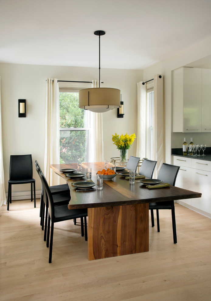Пример оригинального дизайна: кухня-столовая в современном стиле с белыми стенами и светлым паркетным полом