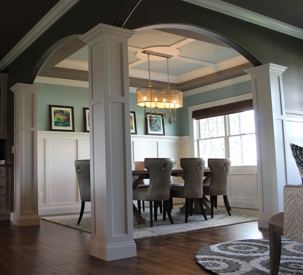 Inspiration pour une salle à manger ouverte sur le salon craftsman avec un mur vert, parquet foncé et un sol vert.