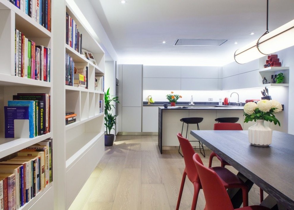Réalisation d'une salle à manger ouverte sur la cuisine design de taille moyenne avec parquet clair et un sol beige.