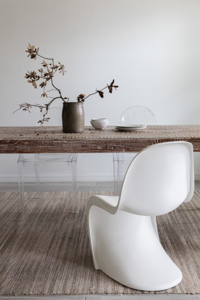 Inspiration pour une salle à manger ouverte sur la cuisine design de taille moyenne avec un mur blanc, un sol en carrelage de porcelaine, aucune cheminée, un sol gris et un plafond en lambris de bois.