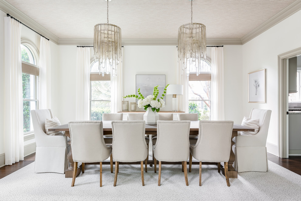 Inspiration pour une salle à manger traditionnelle avec un mur blanc, parquet foncé, un sol marron et éclairage.