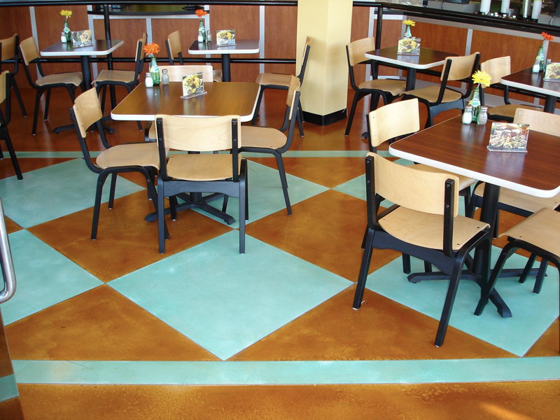 Réalisation d'une salle à manger design avec sol en béton ciré.