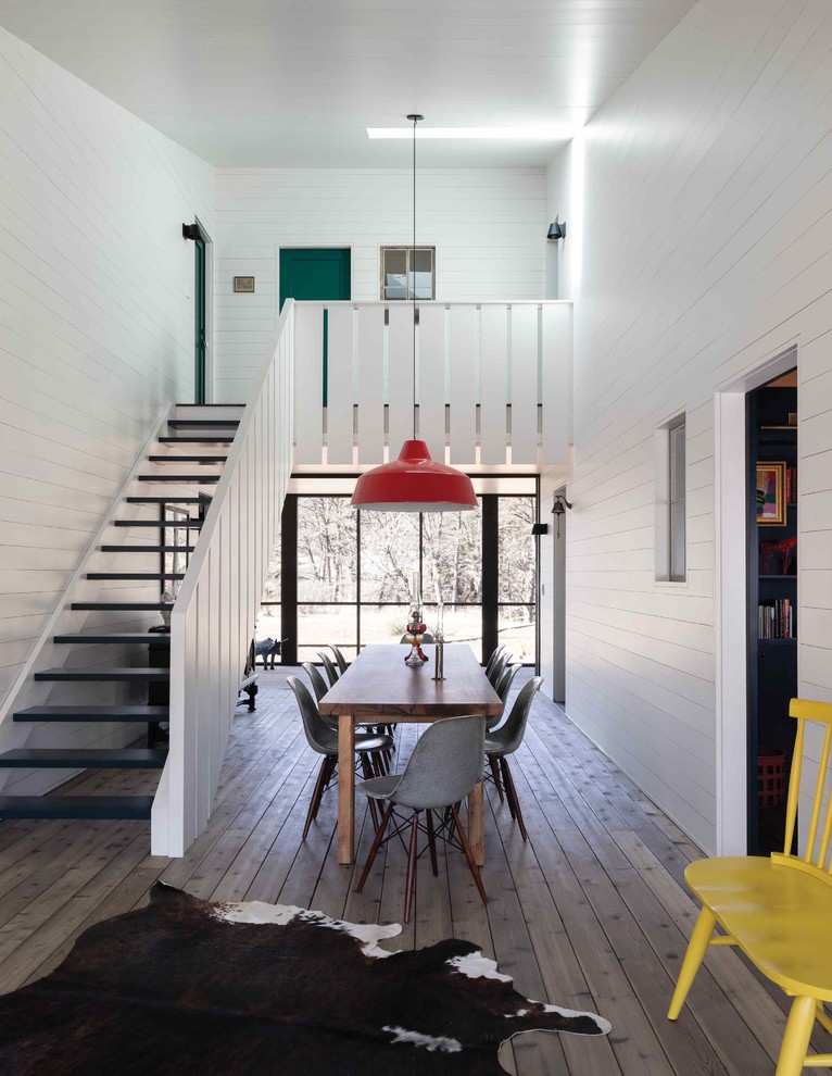Источник вдохновения для домашнего уюта: столовая в стиле кантри с белыми стенами, коричневым полом и паркетным полом среднего тона