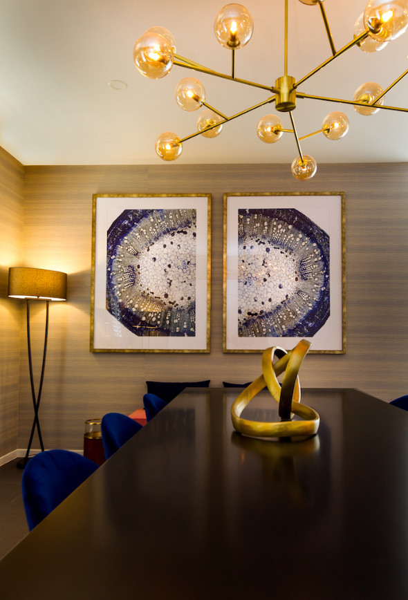 Idée de décoration pour une grande salle à manger ouverte sur le salon minimaliste avec un sol en carrelage de céramique et un sol gris.
