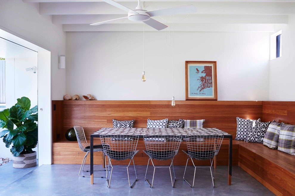 Idée de décoration pour une salle à manger design de taille moyenne avec un mur blanc et aucune cheminée.