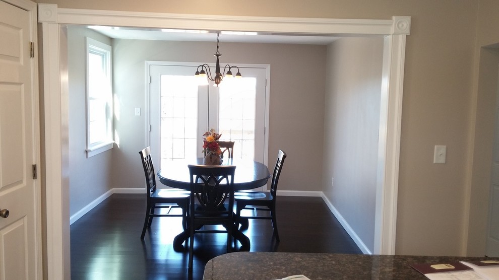 Foto di una piccola sala da pranzo aperta verso la cucina chic con pareti beige, parquet scuro e nessun camino