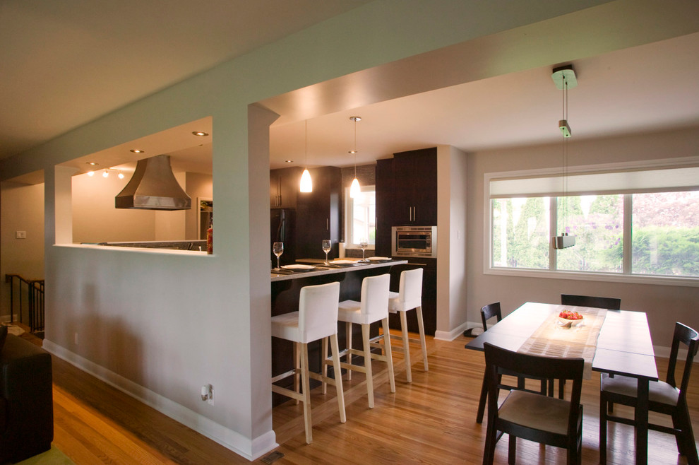 Foto de comedor de cocina actual de tamaño medio con paredes beige y suelo de madera en tonos medios