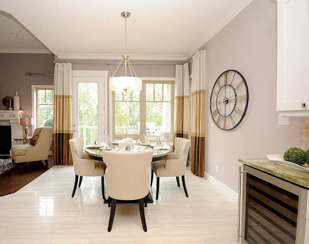 Стильный дизайн: гостиная-столовая среднего размера в современном стиле с серыми стенами, полом из керамогранита и бежевым полом - последний тренд