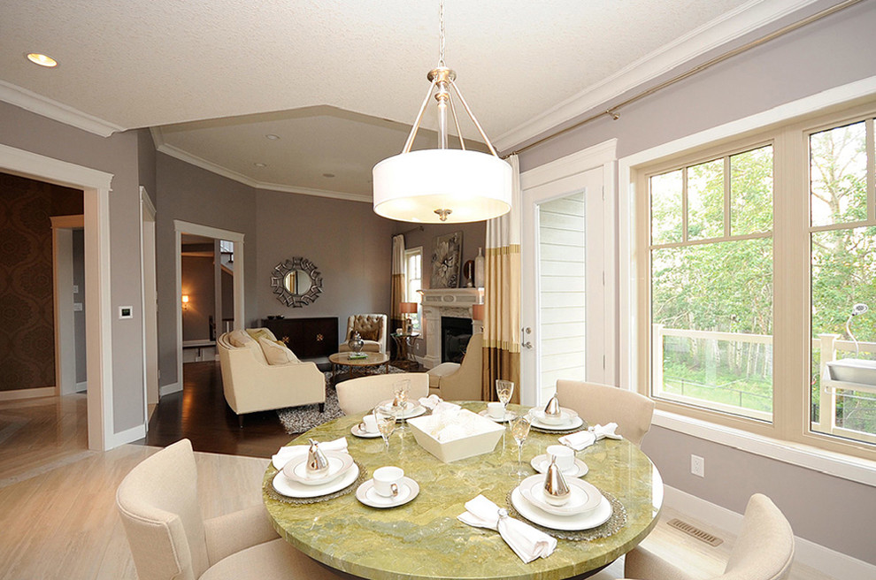 Cette photo montre une salle à manger ouverte sur le salon tendance de taille moyenne avec un mur gris, un sol en carrelage de porcelaine et un sol beige.