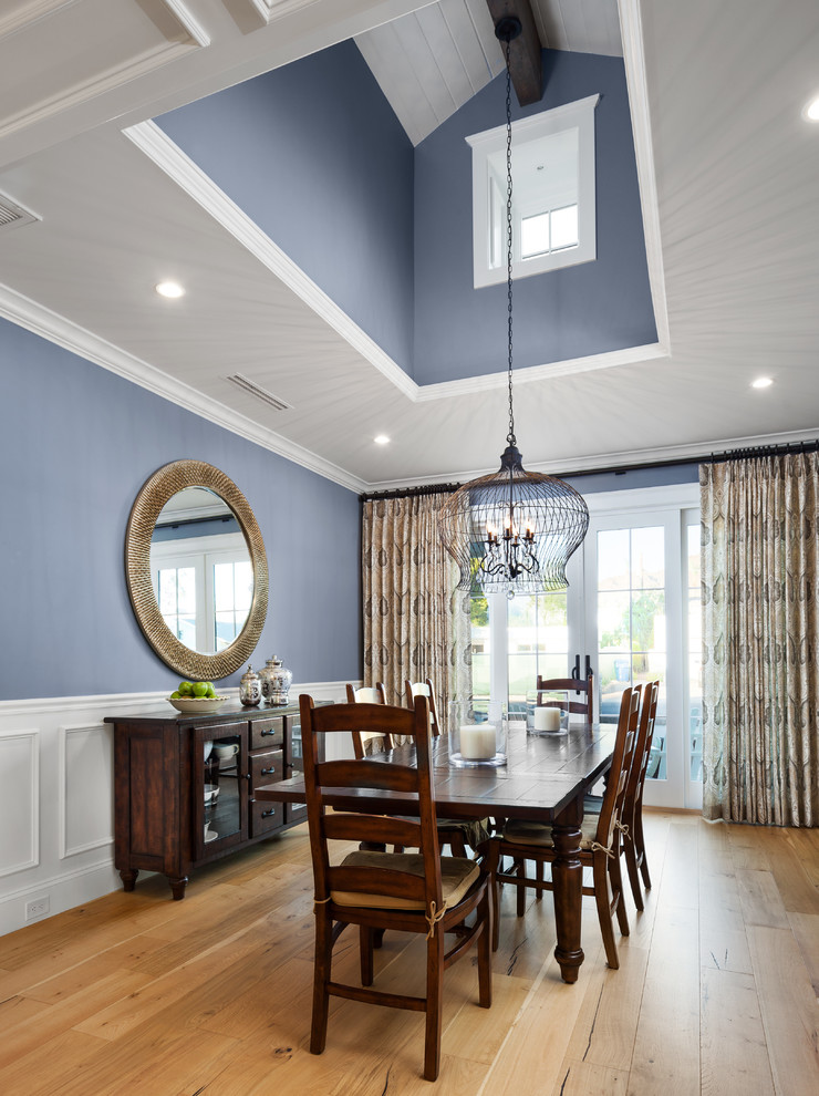Esempio di una grande sala da pranzo aperta verso il soggiorno tradizionale con pareti blu, pavimento in legno massello medio, nessun camino e pavimento beige