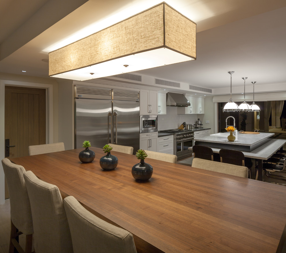 Идея дизайна: кухня-столовая среднего размера в стиле неоклассика (современная классика) с бежевыми стенами и светлым паркетным полом