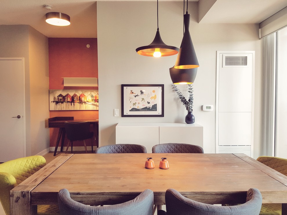 Inspiration pour une petite salle à manger ouverte sur la cuisine minimaliste avec un mur orange, parquet clair et aucune cheminée.