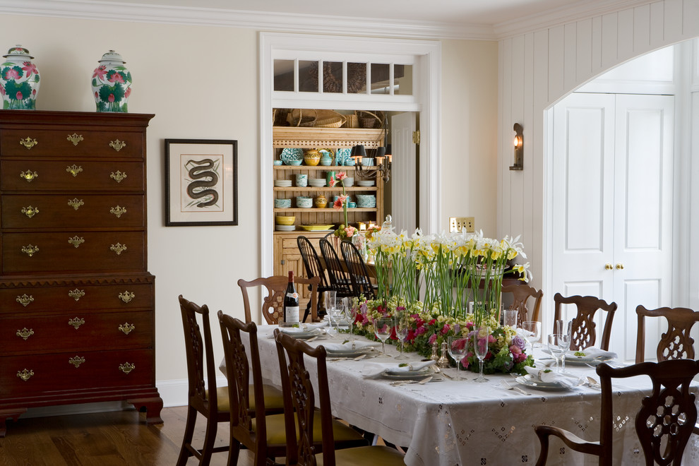 Immagine di una sala da pranzo classica con pareti beige, parquet scuro e nessun camino