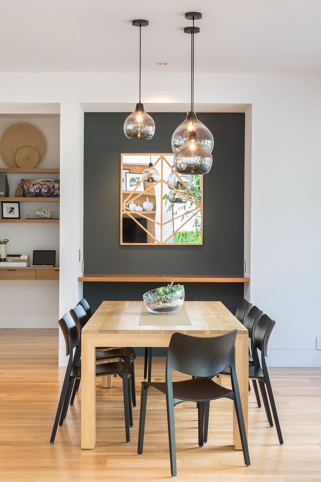 Immagine di una sala da pranzo minimal con pareti grigie e parquet chiaro