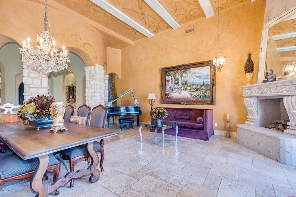 Свежая идея для дизайна: большая гостиная-столовая в средиземноморском стиле с фиолетовыми стенами, полом из керамогранита, угловым камином и бежевым полом - отличное фото интерьера