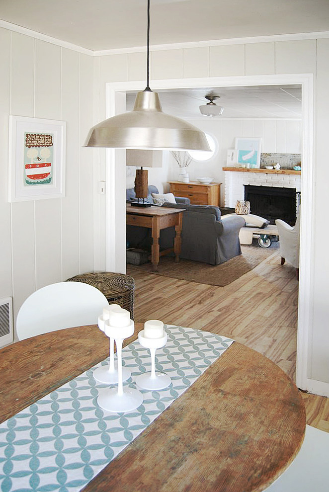 Свежая идея для дизайна: маленькая кухня-столовая в морском стиле с серыми стенами для на участке и в саду - отличное фото интерьера