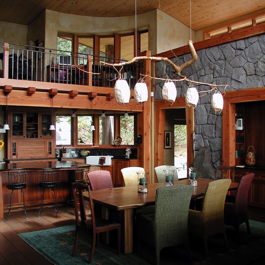 Mittelgroße Rustikale Wohnküche ohne Kamin mit beiger Wandfarbe und braunem Holzboden in Portland