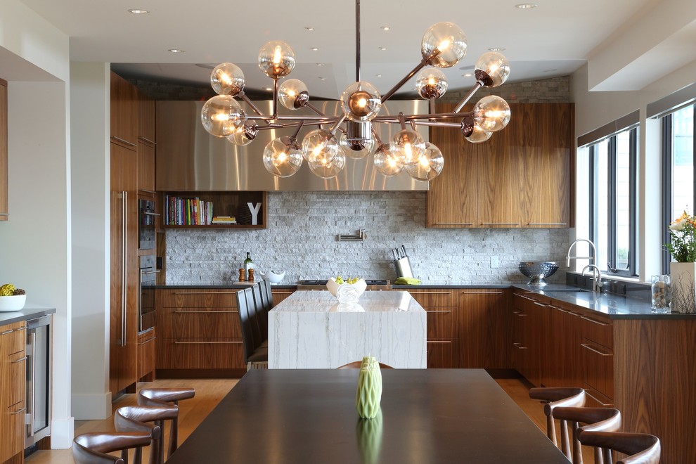 Große Moderne Wohnküche mit weißer Wandfarbe und hellem Holzboden in Vancouver