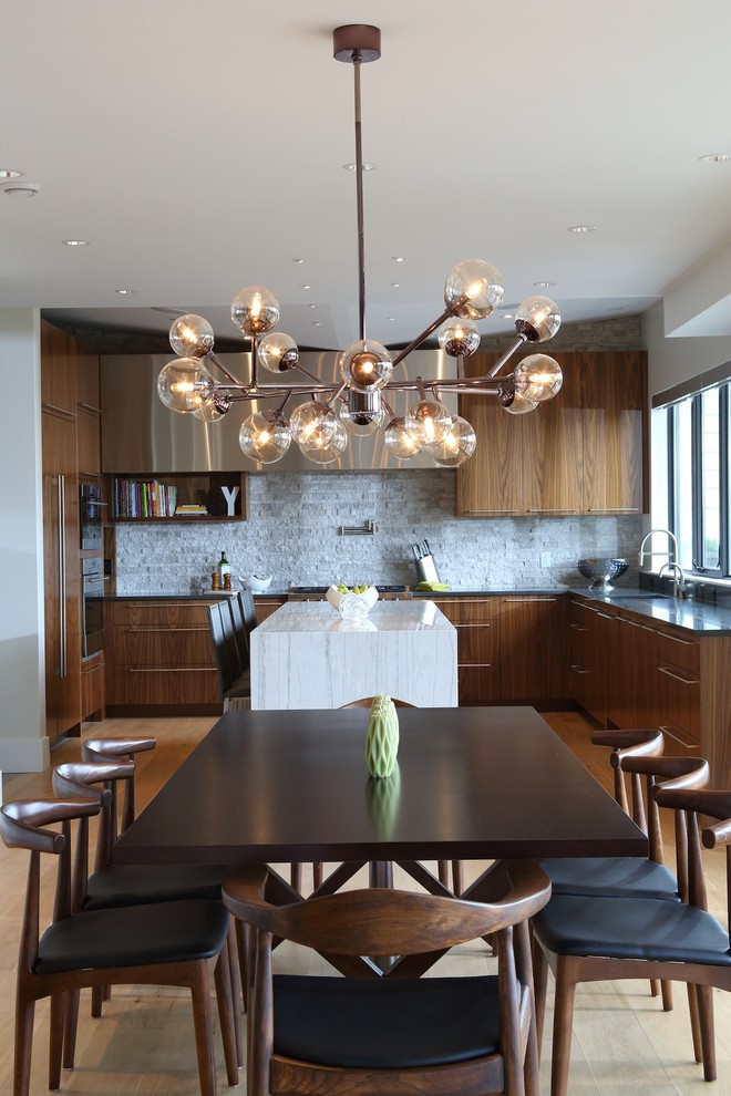 Große Moderne Wohnküche mit weißer Wandfarbe und hellem Holzboden in Vancouver