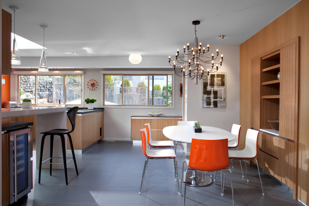 Mittelgroße Retro Wohnküche ohne Kamin mit Keramikboden, weißer Wandfarbe und grauem Boden in Vancouver