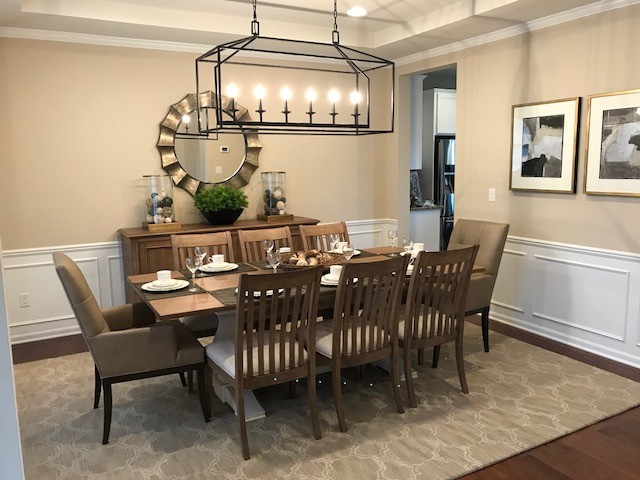 Imagen de comedor tradicional renovado de tamaño medio cerrado con paredes beige, suelo de madera en tonos medios y suelo beige