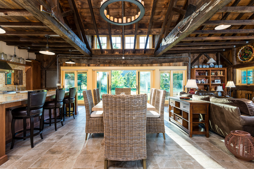 Esempio di una sala da pranzo aperta verso il soggiorno stile rurale con pareti marroni e pavimento beige