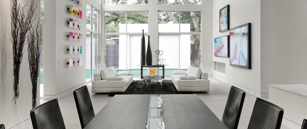 Cette image montre une grande salle à manger ouverte sur la cuisine minimaliste avec un mur blanc, un sol en carrelage de porcelaine et un sol blanc.