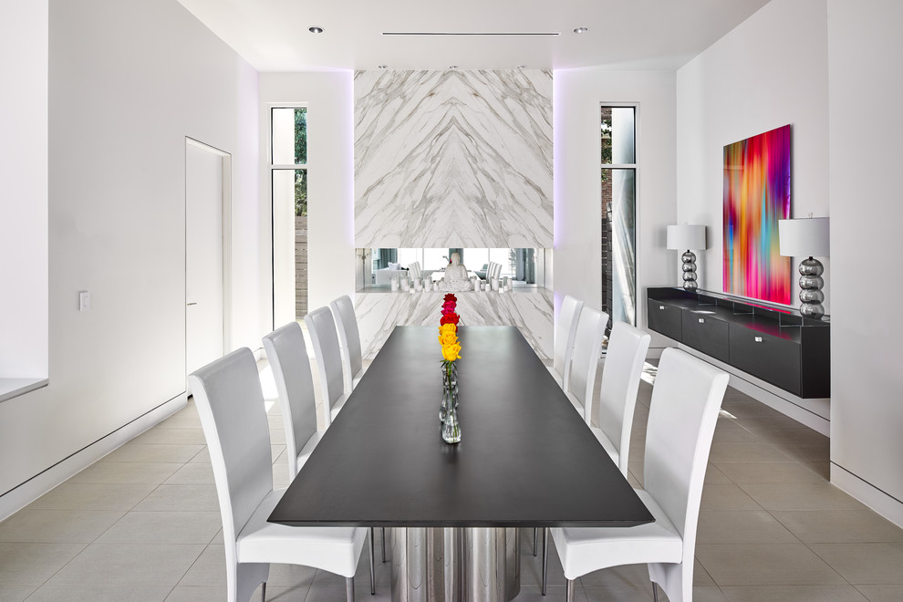 Foto di una grande sala da pranzo aperta verso il soggiorno minimal con pareti bianche, pavimento in gres porcellanato e pavimento bianco