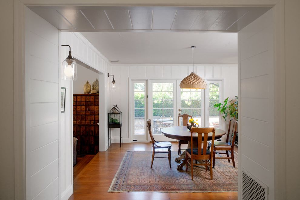 Mittelgroße Landhaus Wohnküche mit weißer Wandfarbe und braunem Holzboden in Los Angeles