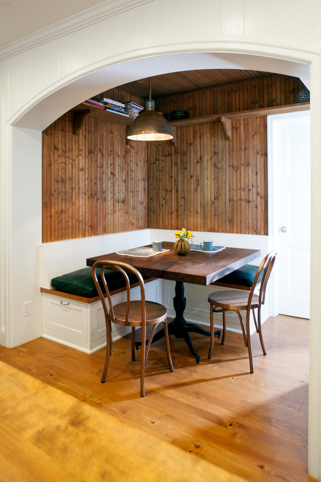 Idee per una sala da pranzo aperta verso la cucina country di medie dimensioni con pavimento in legno massello medio