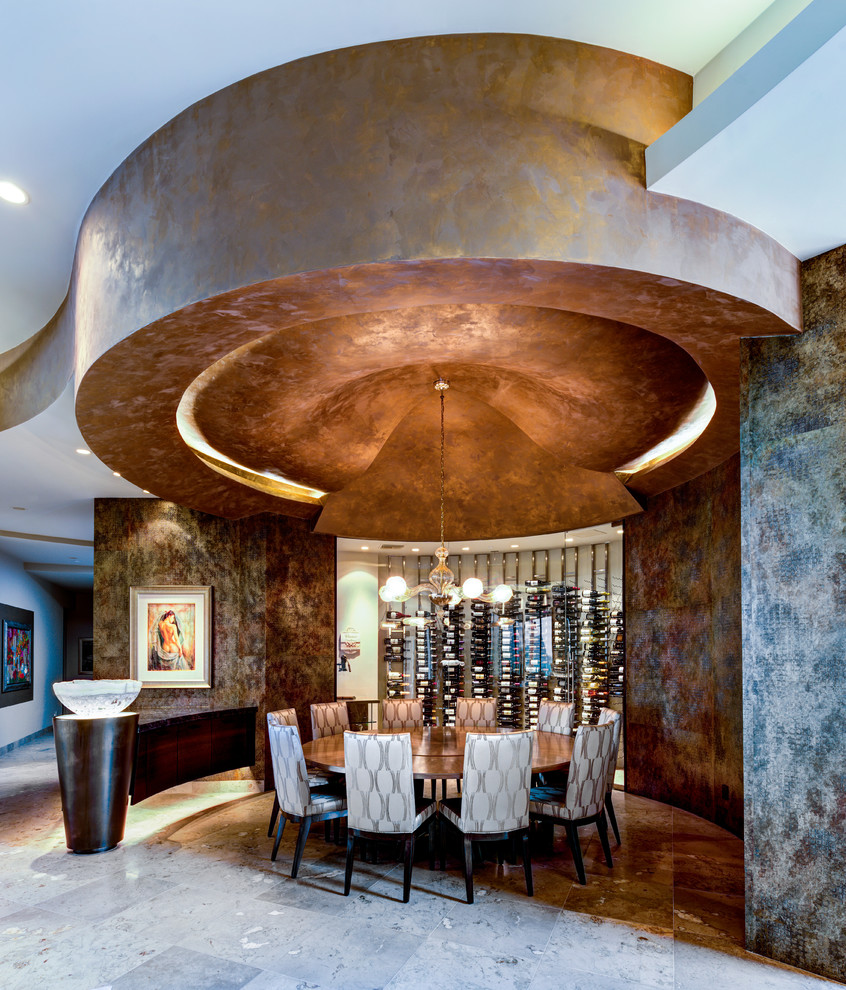 На фото: большая гостиная-столовая в современном стиле с серебряными стенами без камина