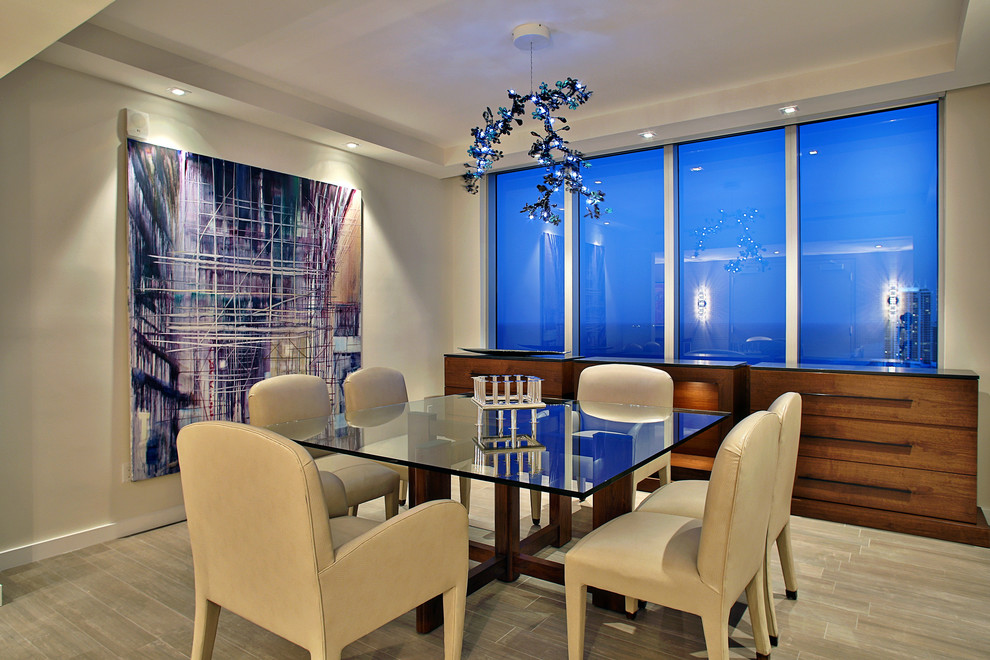 Idee per una grande sala da pranzo aperta verso il soggiorno minimal con pareti beige e pavimento in gres porcellanato