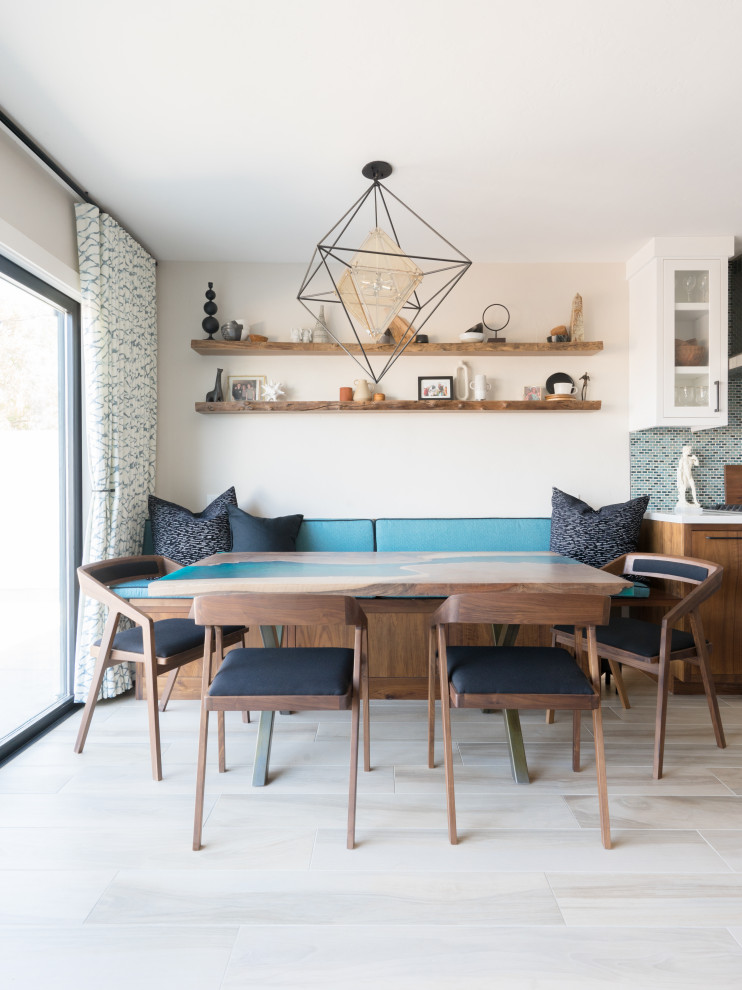 На фото: столовая в современном стиле с с кухонным уголком, бежевыми стенами и бежевым полом с
