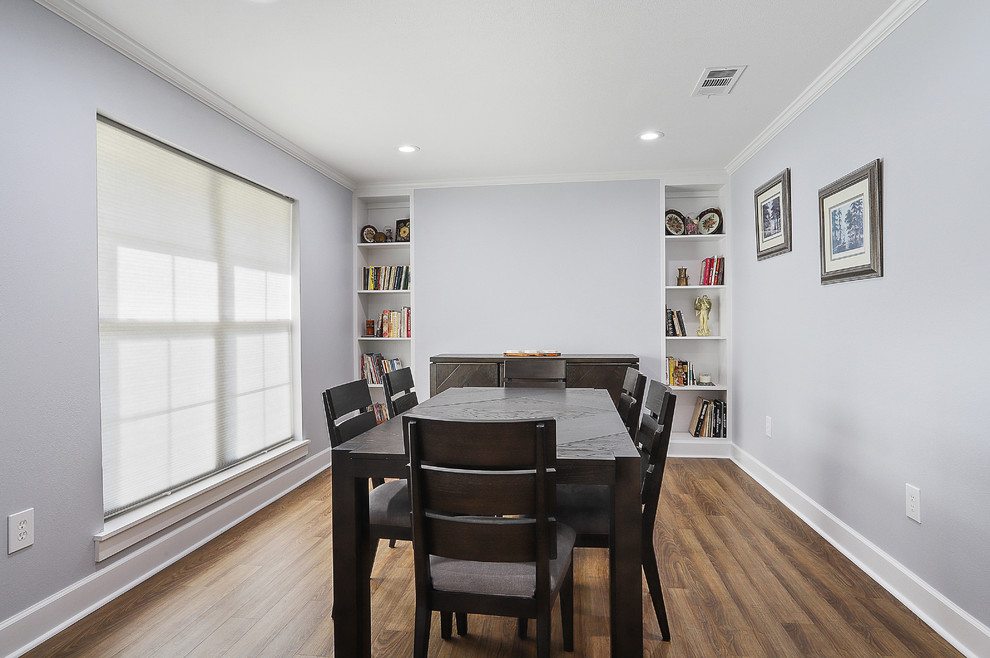 Esempio di una sala da pranzo aperta verso il soggiorno chic di medie dimensioni con pareti grigie, pavimento in vinile e pavimento marrone