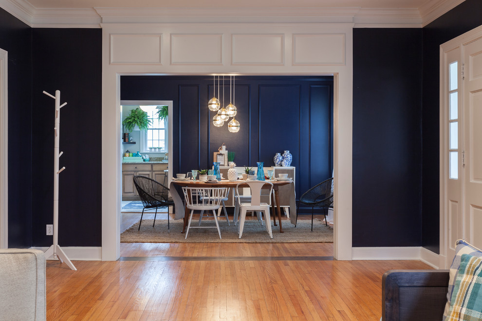 Источник вдохновения для домашнего уюта: отдельная столовая среднего размера в стиле неоклассика (современная классика) с синими стенами и паркетным полом среднего тона