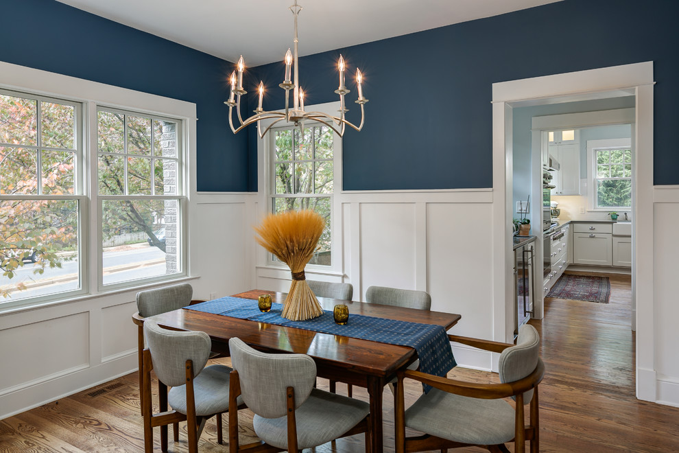 Источник вдохновения для домашнего уюта: отдельная столовая среднего размера в классическом стиле с синими стенами и паркетным полом среднего тона без камина
