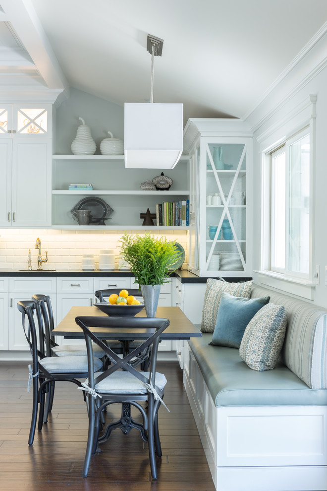 Inspiration pour une salle à manger traditionnelle avec un mur gris et un sol en bois brun.